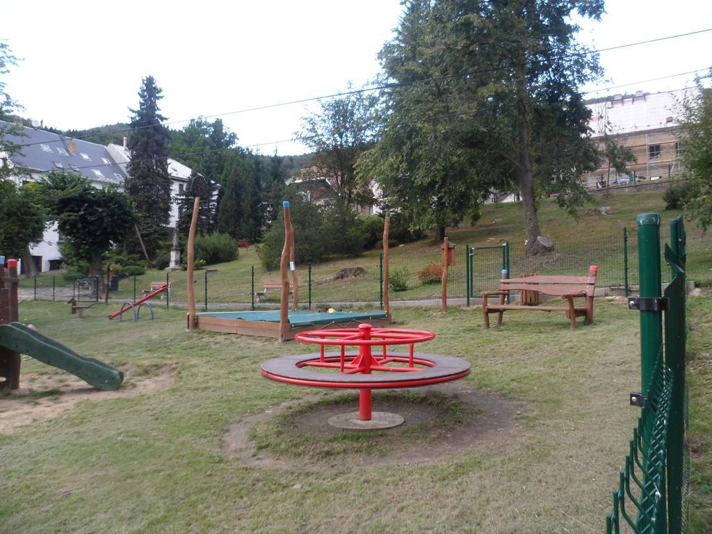 Pension Mikulka Mikulov v Krusnych Horach Exterior foto